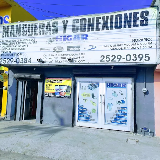 Fachada de HIGAR en Guadalupe: lona con el rótulo «Mangueras y Conexiones» sobre la entrada del local.